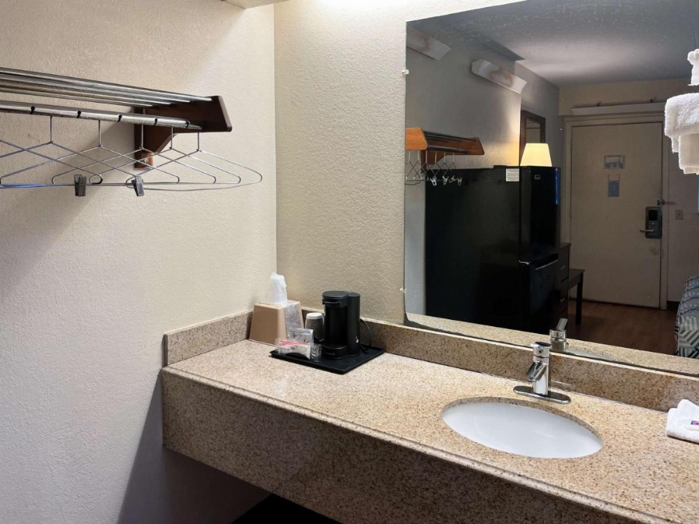 Studio 6 Suites Shreveport, LA Industrial Loop Image 11